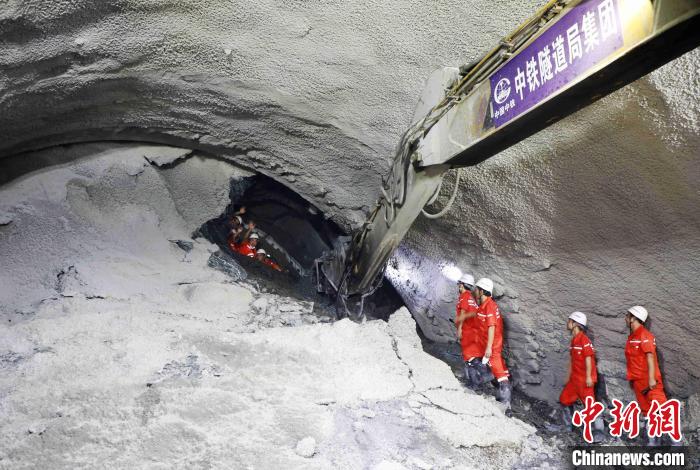 中老铁路最后一座隧道贯通纪实：基建狂魔亮出“科技剑”